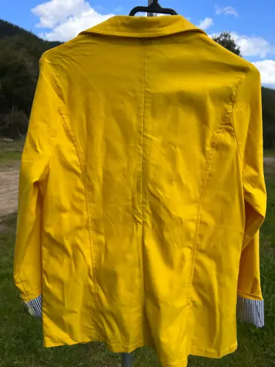 Blazer amarillo para mujer con detalles a rayas - miniatura 2