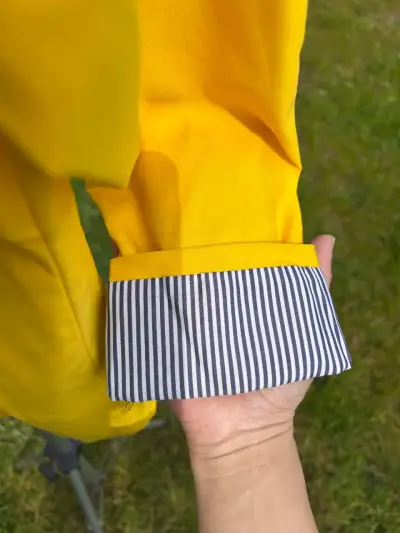 Blazer amarillo para mujer con detalles a rayas - miniatura 3