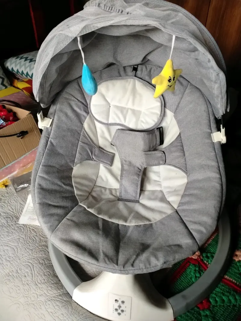 Silla mecedora para bebé con dosel y juguetes - 1