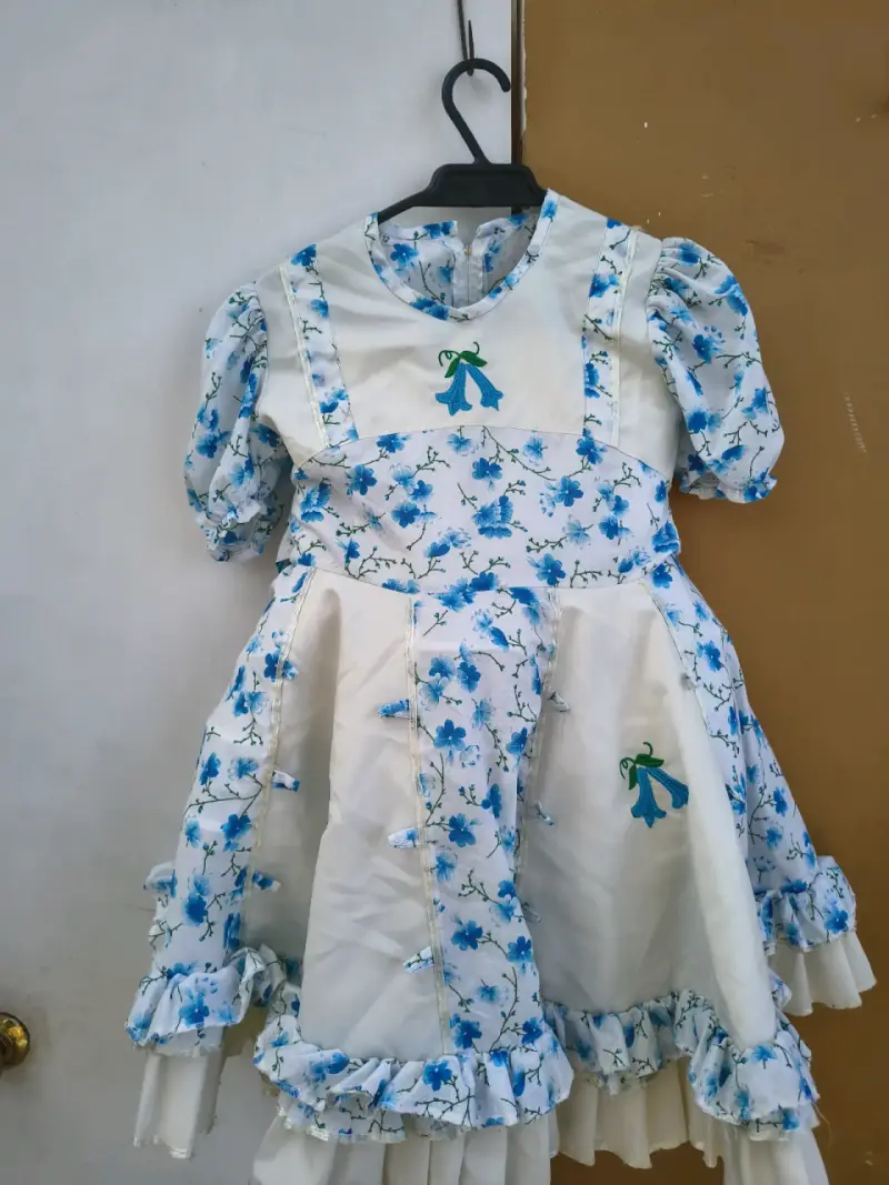 Vestido infantil con estampado floral azul - 1