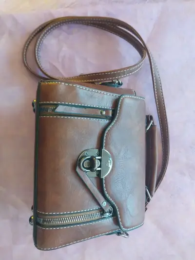 Cartera marrón con cierre metálico - miniatura 1