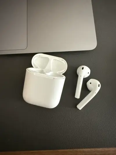 AirPods 2 Originales en perfecto estado - miniatura 1