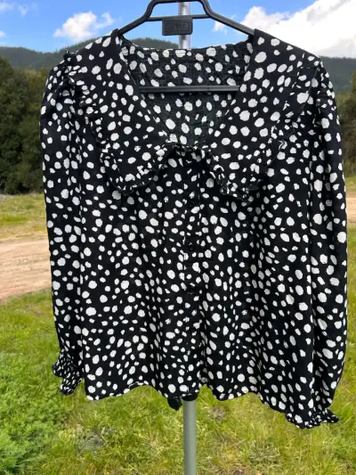 Blusa negra con estampado de lunares irregulares - miniatura 1