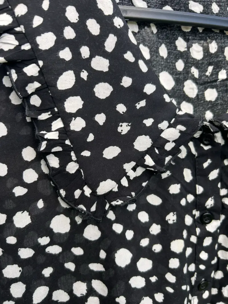 Blusa negra con estampado de lunares irregulares - 2