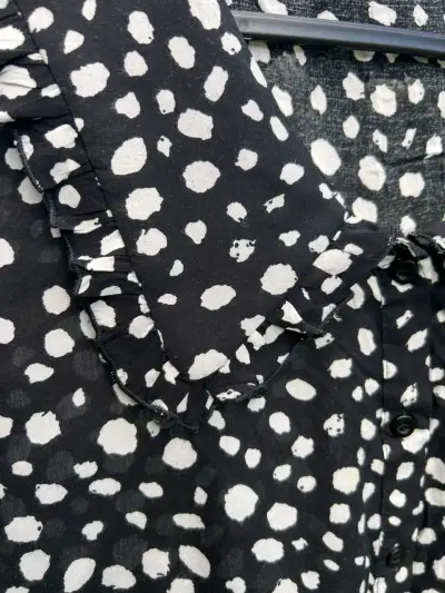 Blusa negra con estampado de lunares irregulares - miniatura 2