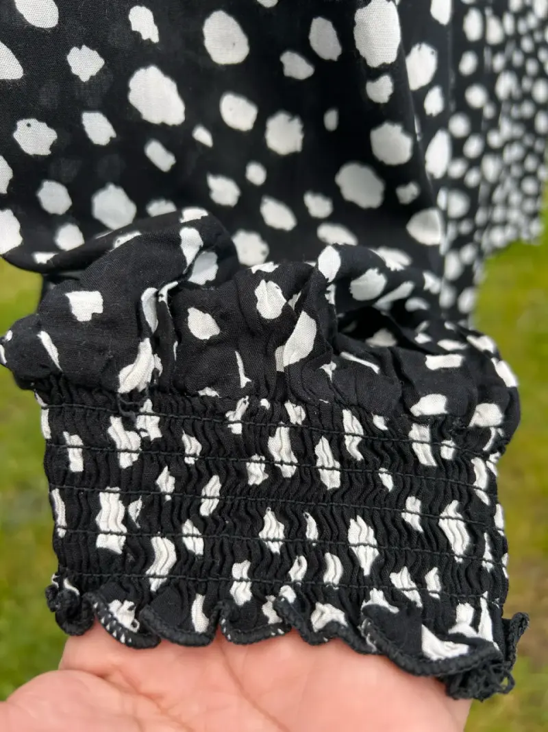 Blusa negra con estampado de lunares irregulares - 3