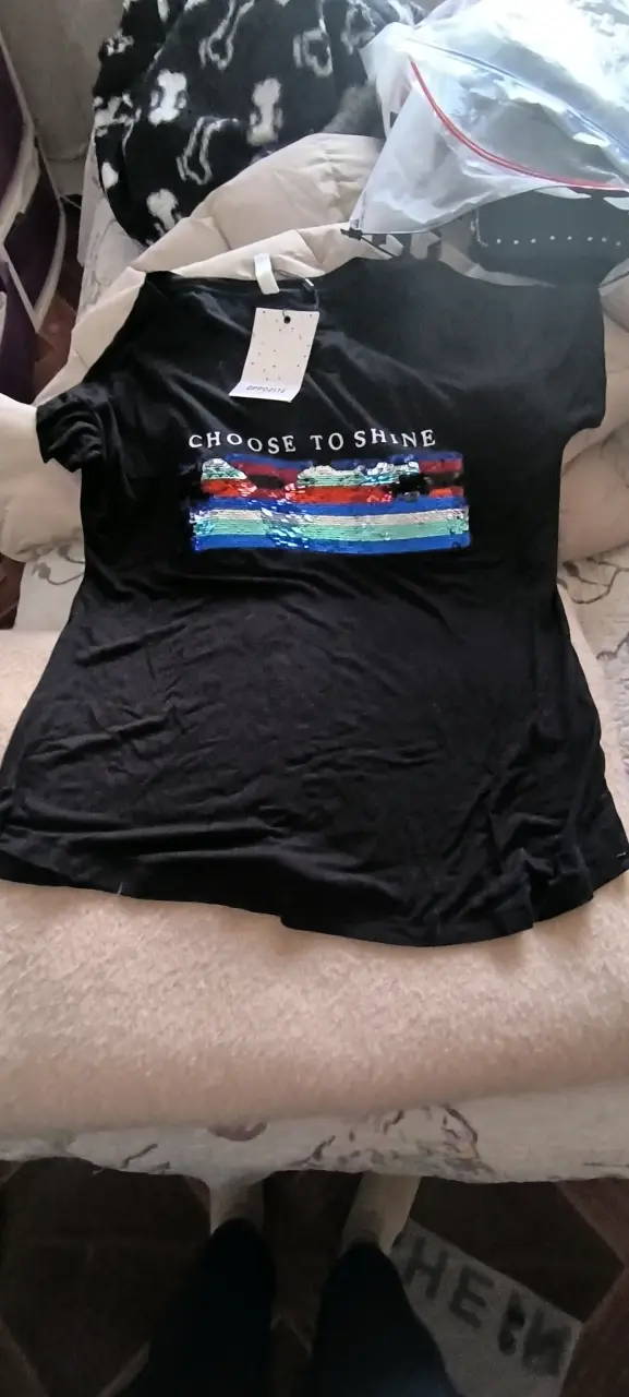 Polera negra con lentejuelas "Choose to Shine" - 2