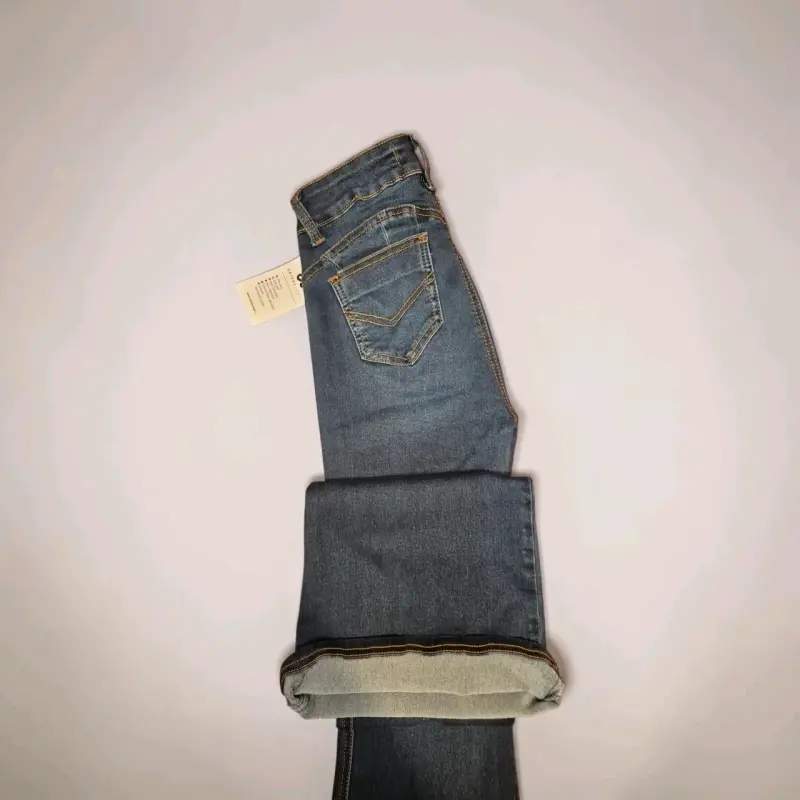 Jeans acampanados de mezclilla azul para mujer - 2