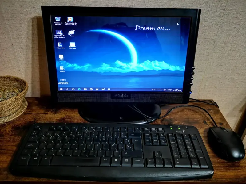Computador de Escritorio Completo con Monitor y Teclado - 2