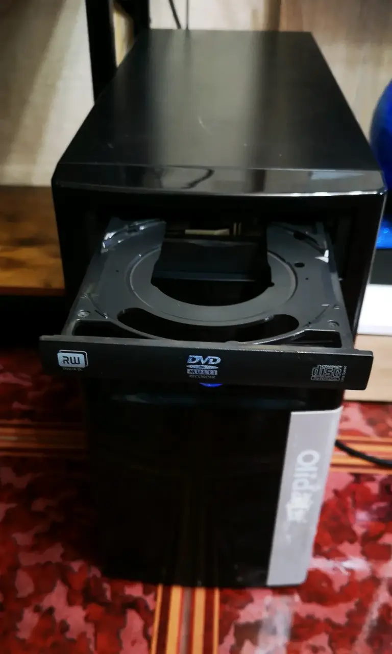 Computador de Escritorio Completo con Monitor y Teclado - 4