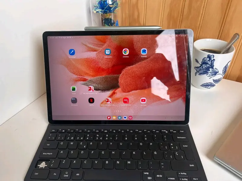 Tablet Samsung Galaxy Tab S7 con teclado. - 2