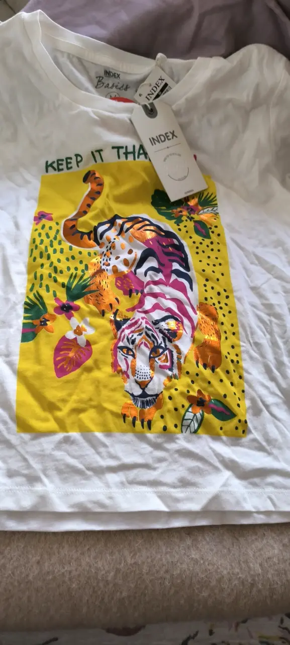 Polera blanca con diseño de tigre colorido Index - 1