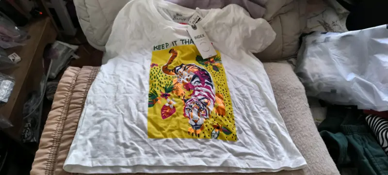 Polera blanca con diseño de tigre colorido Index - 2