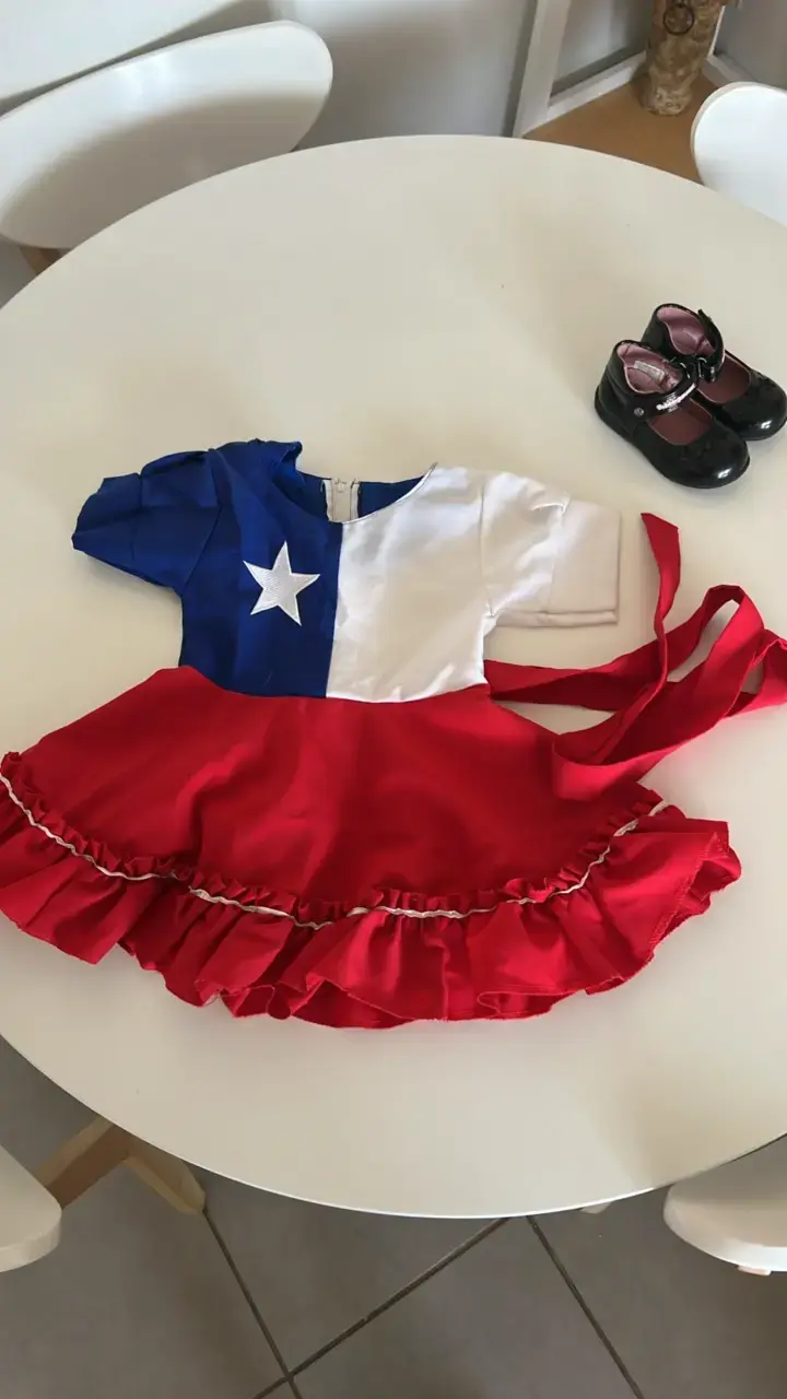 Vestido de niña con diseño bandera chilena - 1