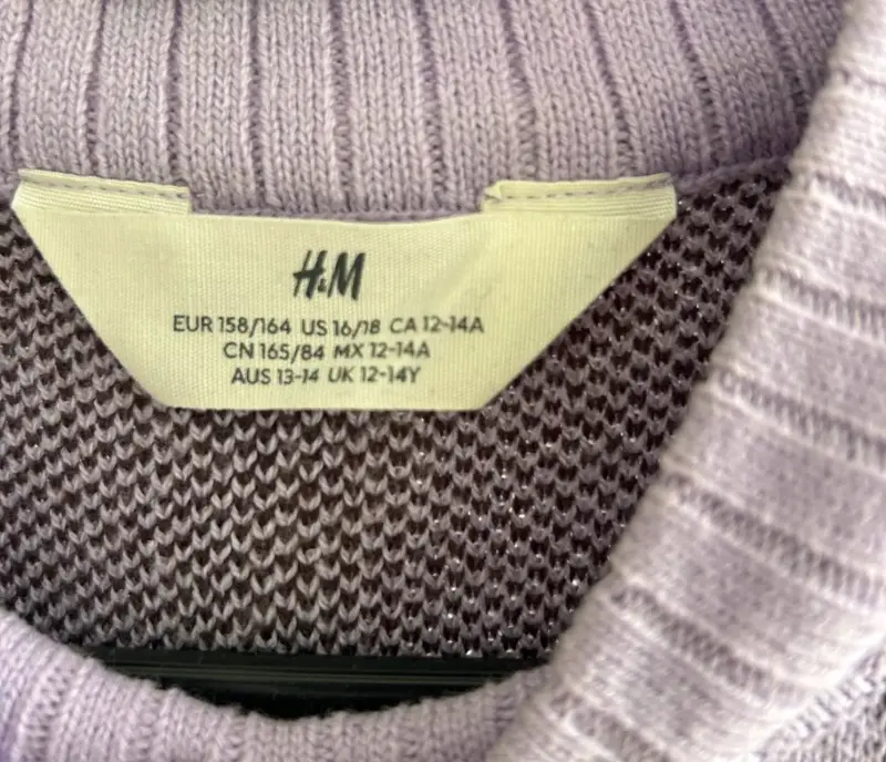 Suéter lila con flores marrones H&M para niña - 3