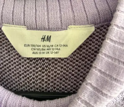 Suéter lila con flores marrones H&M para niña - miniatura 3