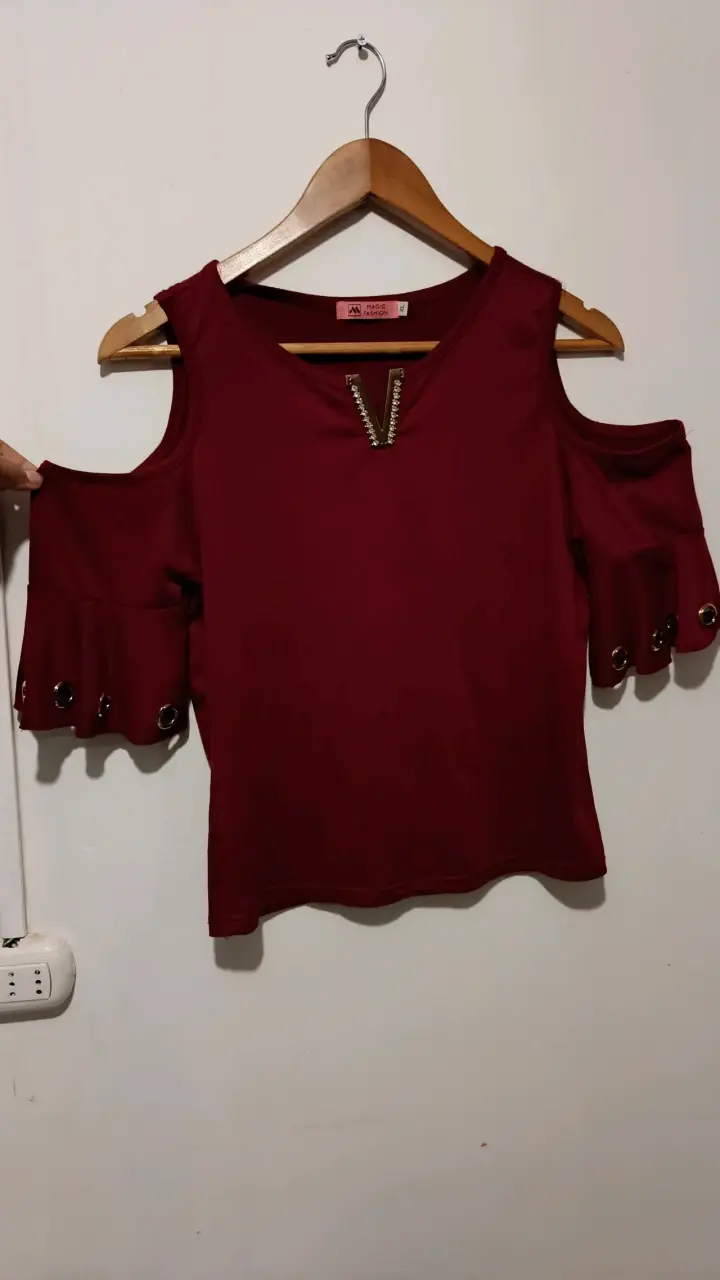 Blusa roja con hombros descubiertos y detalles metálicos