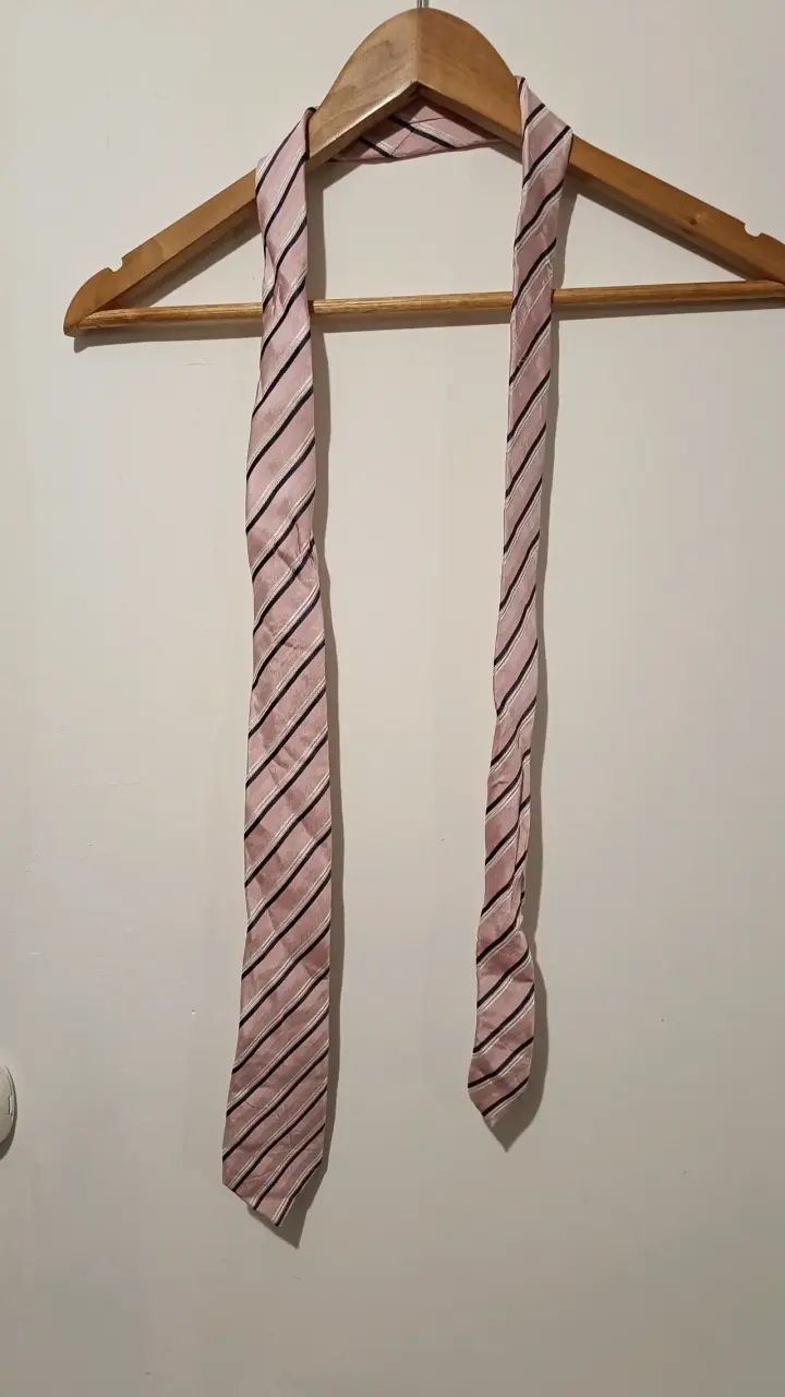 Corbata de rayas rosada elegante