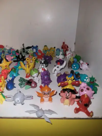 Colección de figuras Pokémon con pokebola - miniatura 1