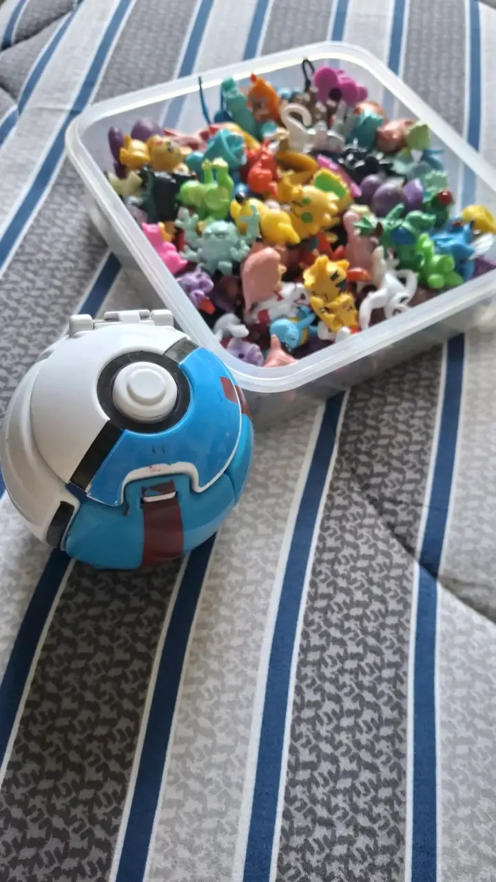 Colección de figuras Pokémon con pokebola - 2