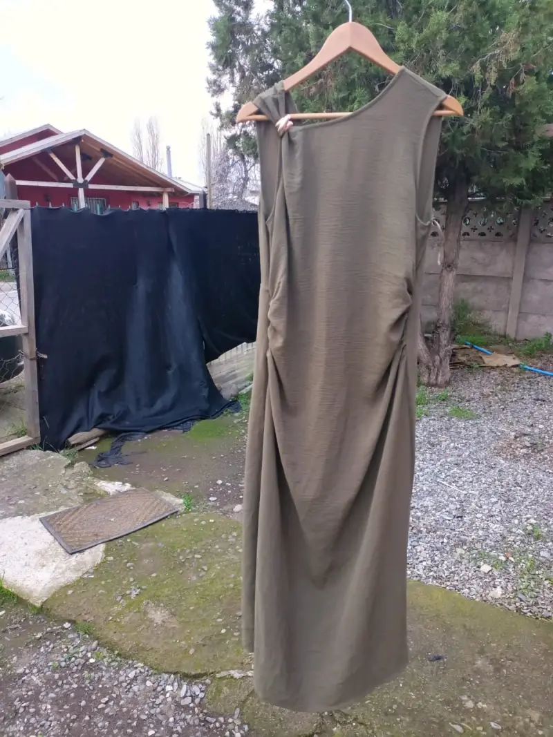 Vestido largo verde oliva sin mangas - 1