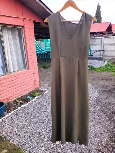 Vestido largo verde oliva sin mangas - miniatura 2