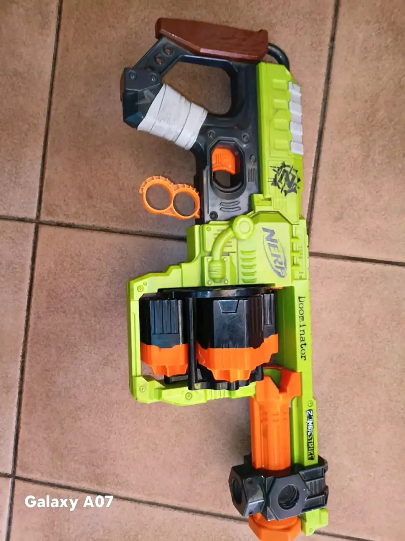 Lanzador Nerf Retaliator azul y naranja - 3