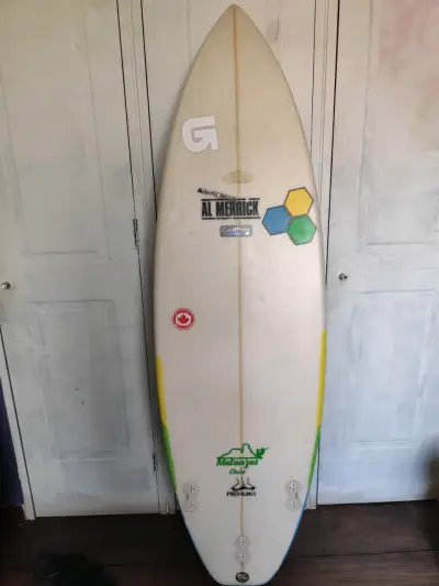 Tabla de surf Al Merrick con diseño colorido - miniatura 3