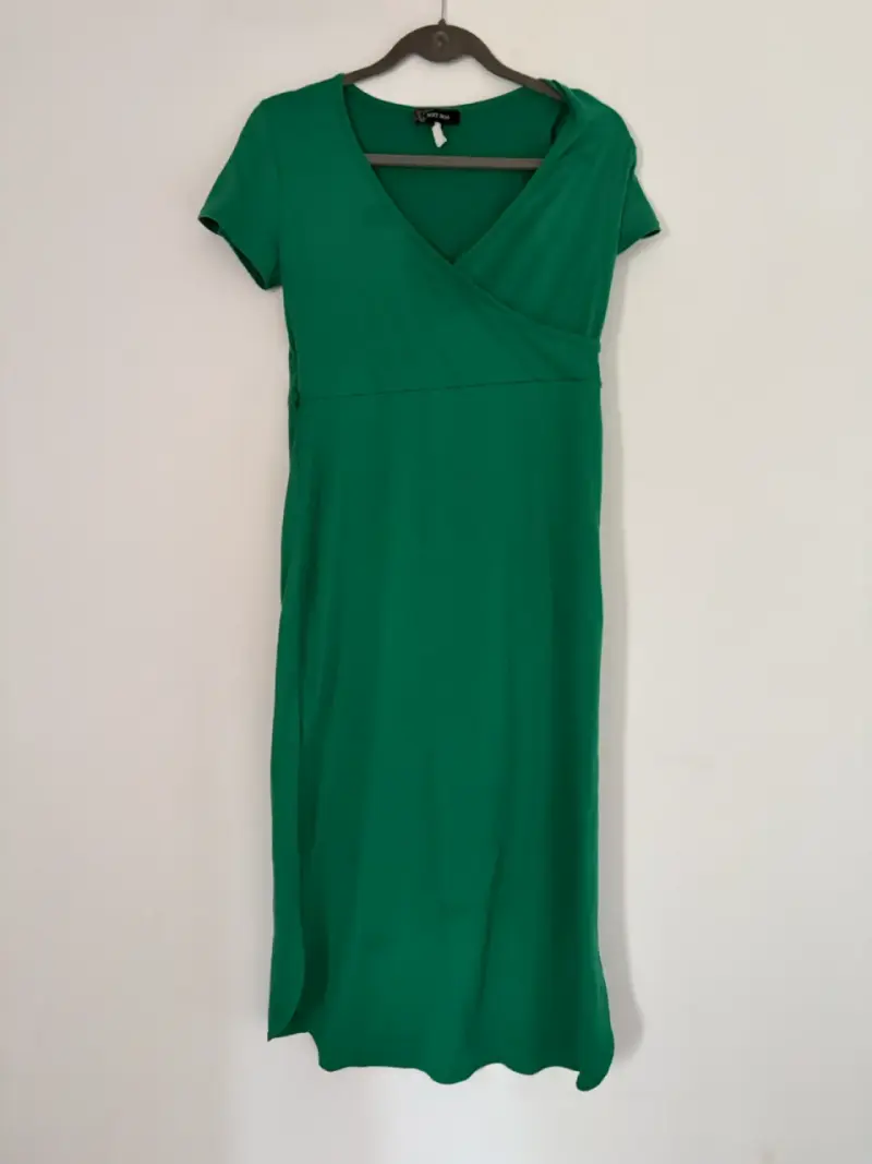 Vestido verde cruzado de mujer - 1