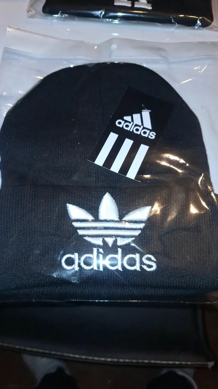 Gorro de lana negro Adidas y New Era - 1
