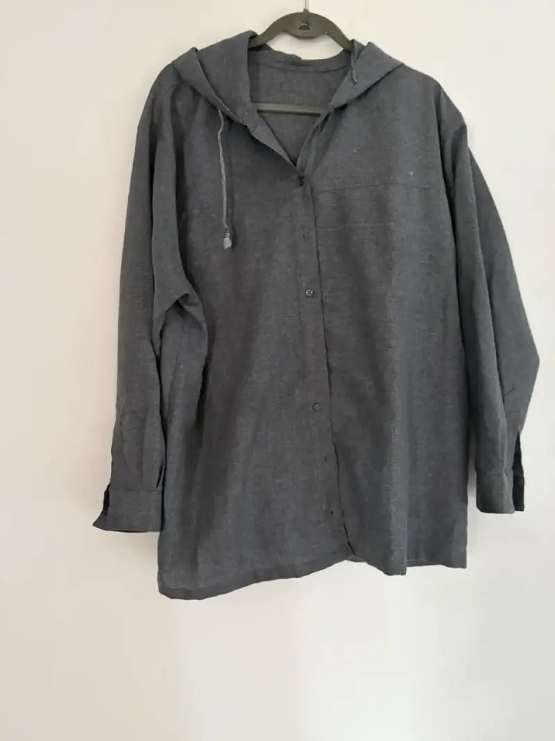 Camisa de Hombre Gris con Capucha - 2