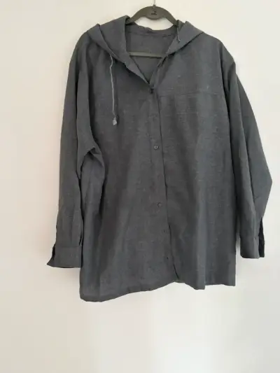 Camisa de Hombre Gris con Capucha - miniatura 2