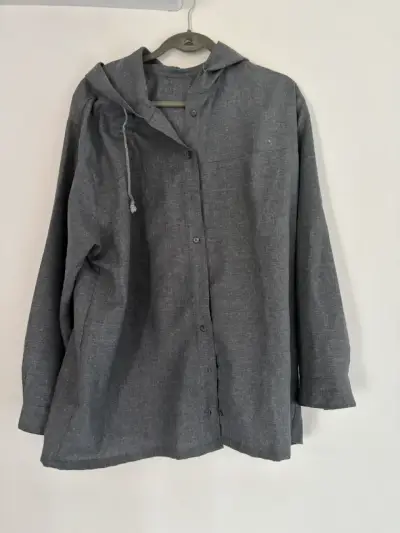 Camisa de Hombre Gris con Capucha - miniatura 3