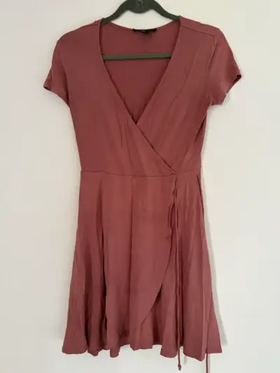 Vestido cruzado corto color rosa Forever 21 - miniatura 1
