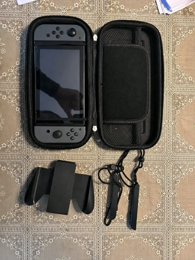 Consola Nintendo Switch con estuche y accesorios