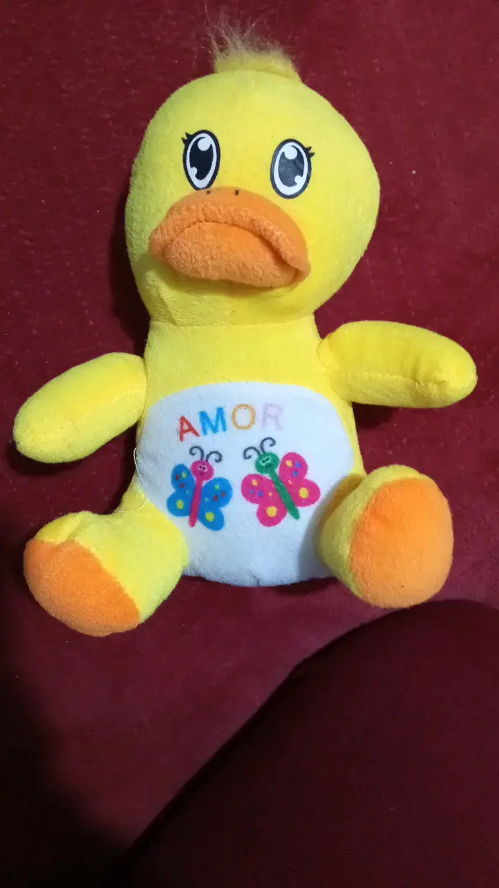 Peluche de pato amarillo con diseño de mariposas