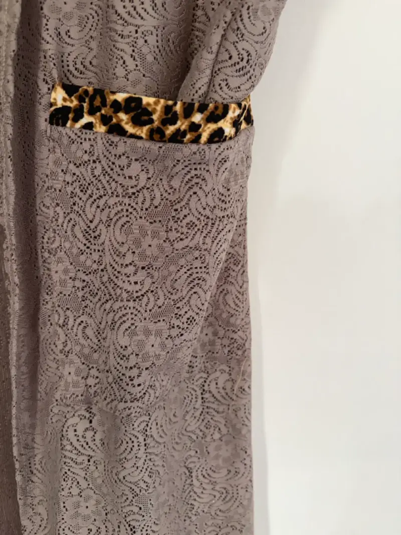 Kimono largo de encaje con detalles animal print - 2