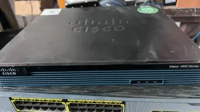 Router Cisco 1900 Series en buen estado - miniatura 1