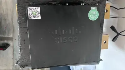 Router Cisco 1900 Series en buen estado - miniatura 2