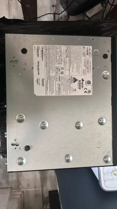 Router Cisco 1900 Series en buen estado - miniatura 4