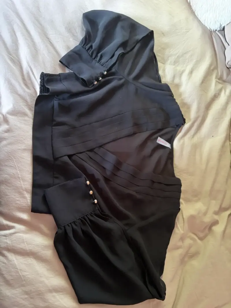 Blusa negra con botones decorativos - 1