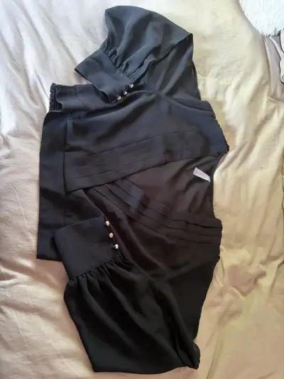 Blusa negra con botones decorativos - miniatura 2