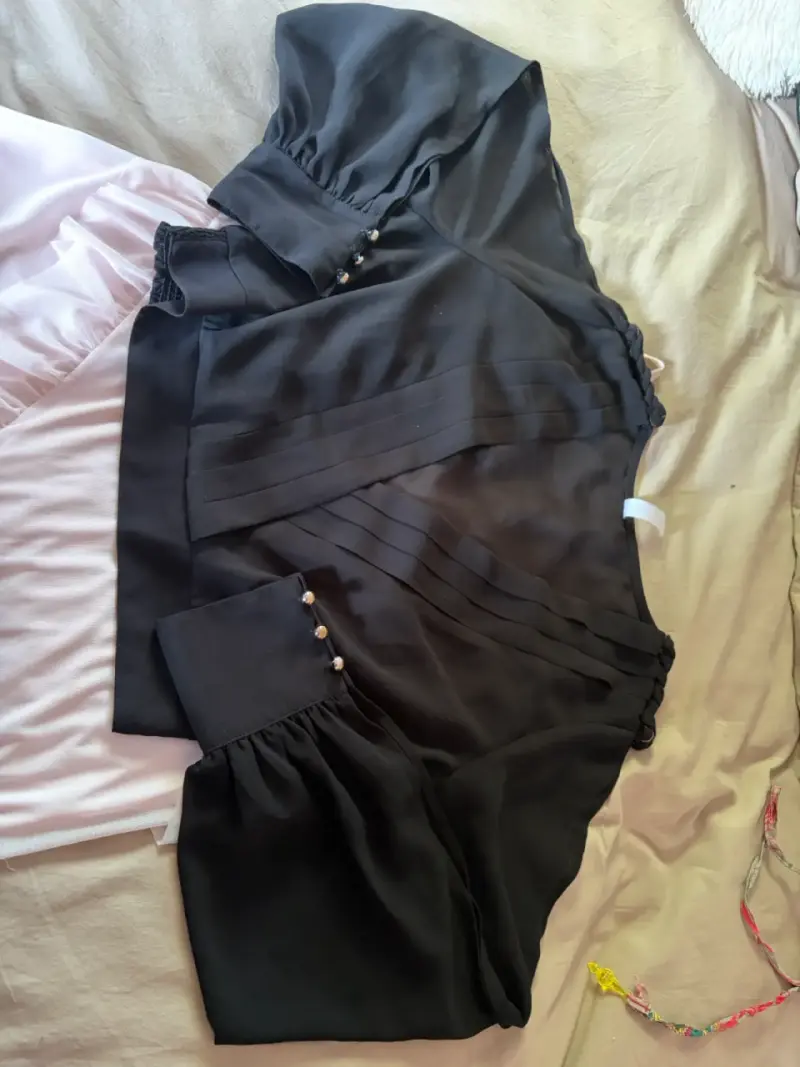 Blusa negra con botones decorativos - 3