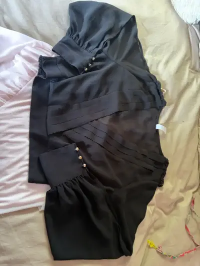 Blusa negra con botones decorativos - miniatura 3