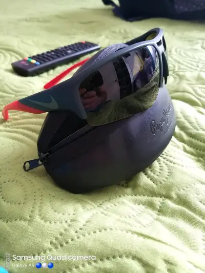 Gafas de sol deportivas Nike con estuche - miniatura 1