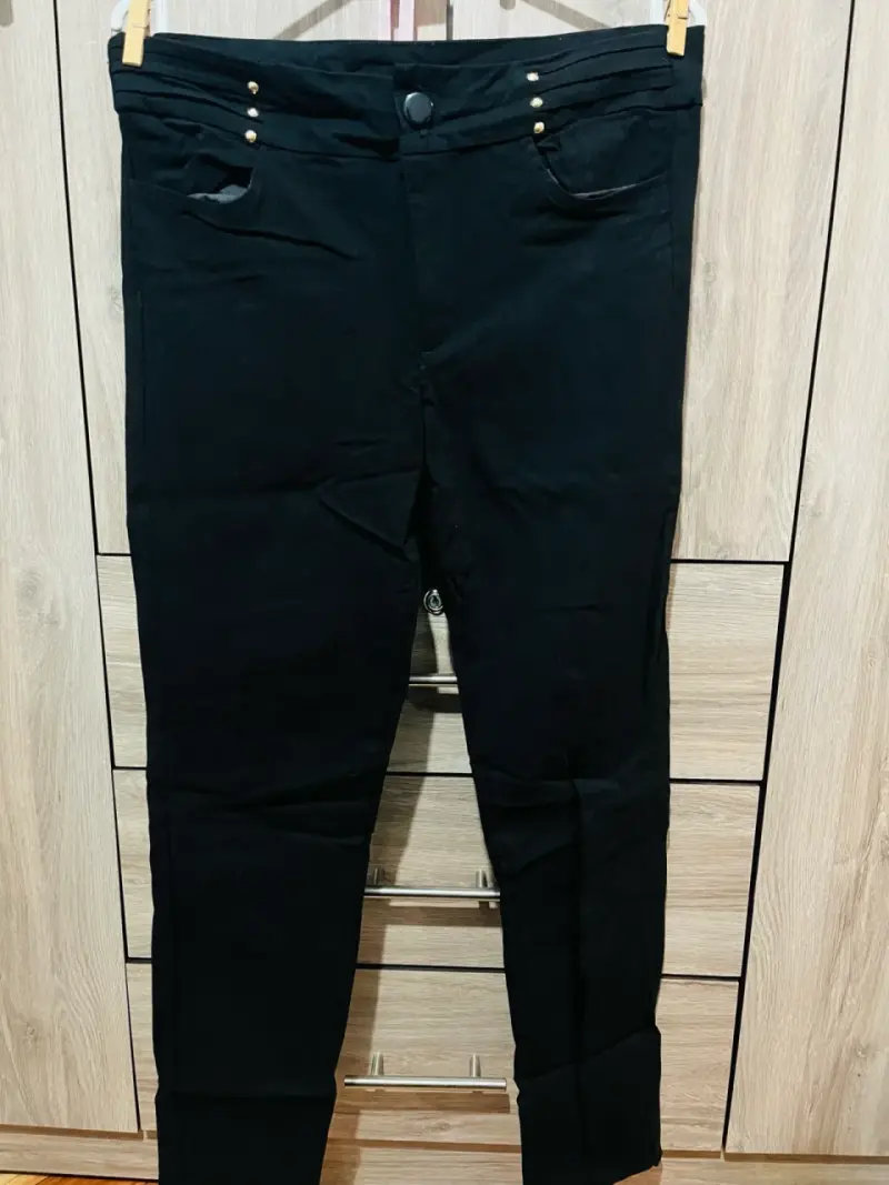 Pantalones negros de mujer con detalles dorados