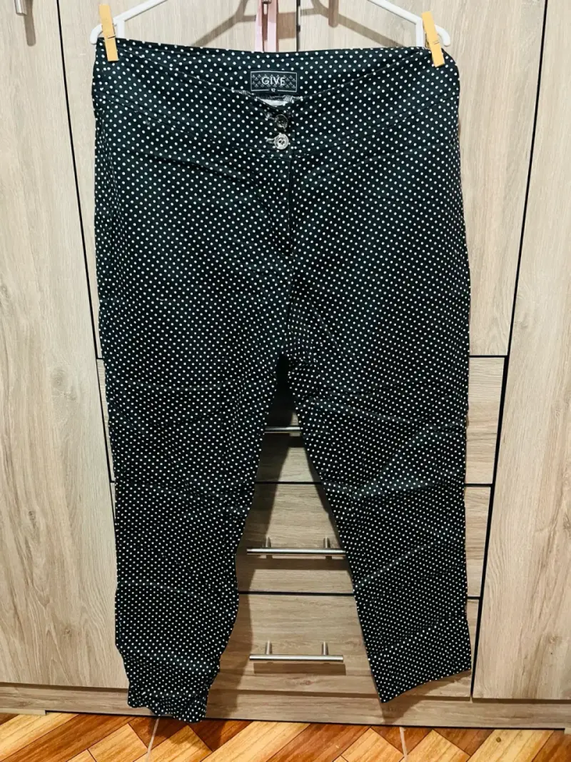 Pantalones de lunares negros para mujer