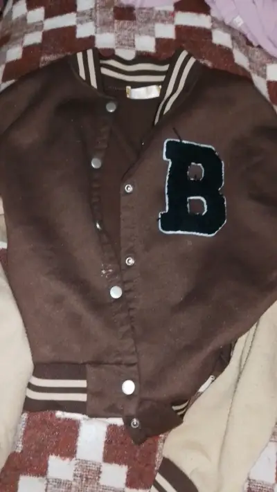 Chaqueta tipo varsity marrón con letra B - miniatura 1
