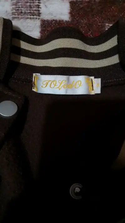 Chaqueta tipo varsity marrón con letra B - miniatura 2