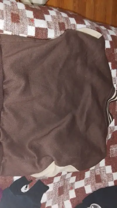 Chaqueta tipo varsity marrón con letra B - miniatura 3